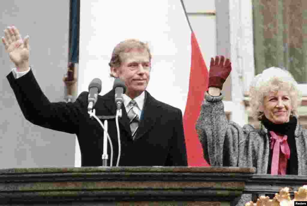 29 декабрь 1989 сон. Вацлав Гьавел вищана Чехословакиялъул президентлъун. Гьесда аскIой йиго гьесул лъади Ольга.   