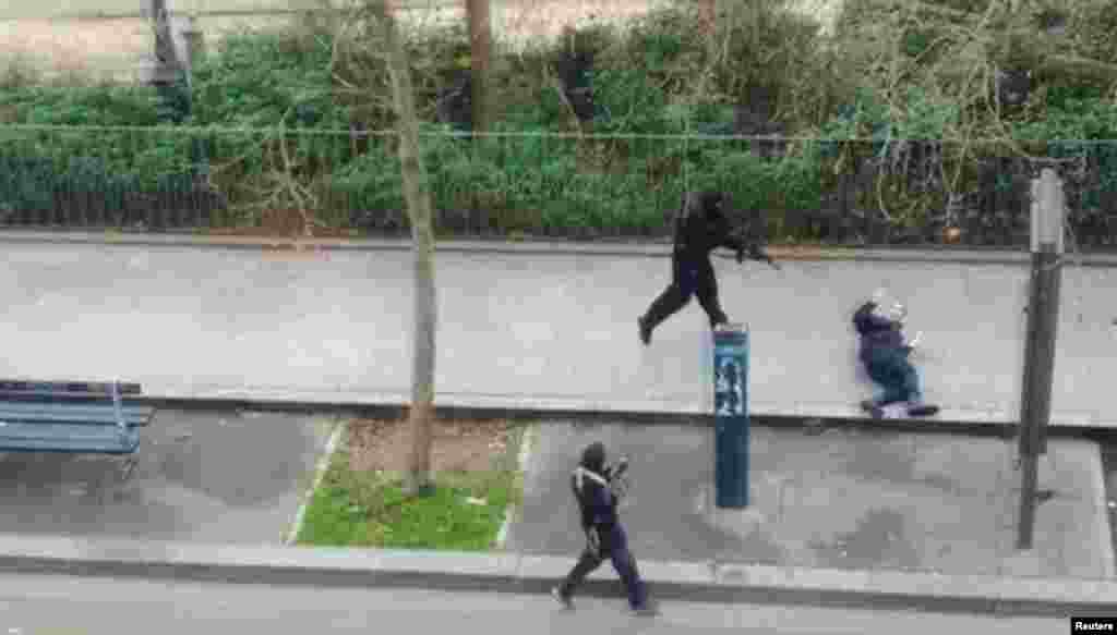 Террористы после нападения на редакцию Charlie Hebdo убивают полицийского