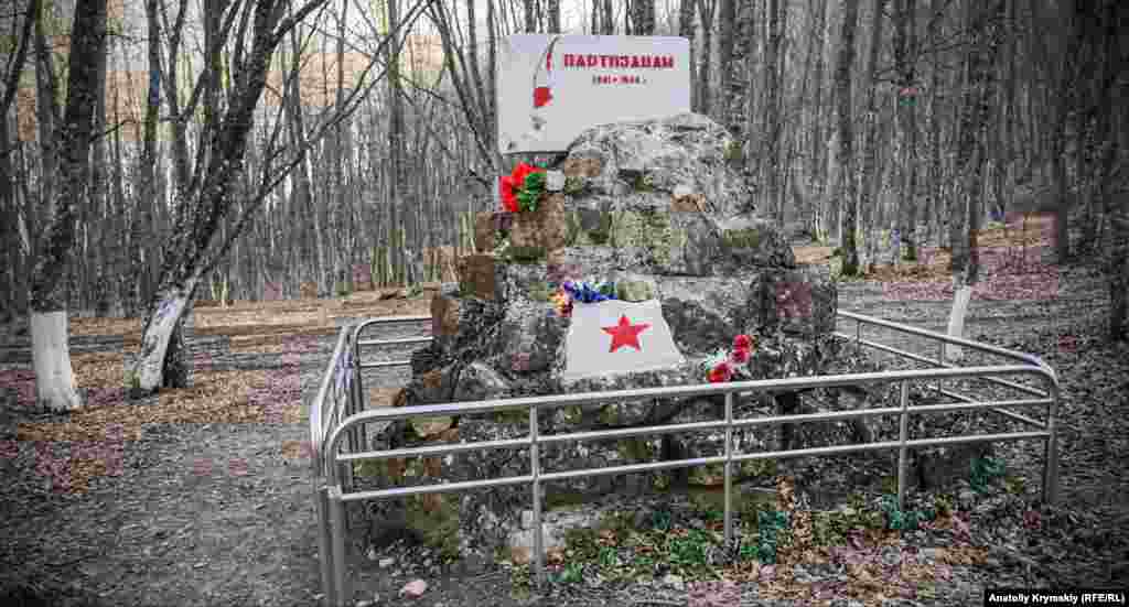 Пам'ятник кримським партизанам Другої світової війни в районі перевалу Шайтан-Мердвен (Чортові сходи)