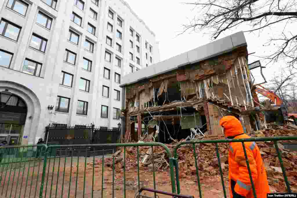 Рядом с метро "Арбатская" сносят торговый павильон, непосредственно примыкающий к зданию Министерства обороны России