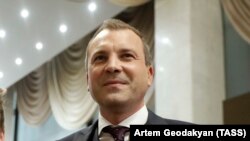 Телеведущий Евгений Попов
