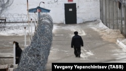 Заключенный на территории исправительной колонии в России, иллюстративная фотография