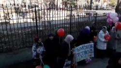 Крымскотатарские активисты встречают новорожденную дочь политузника Кремля (видео) Крымскотатарские активисты встречают новорожденную дочь политузника Кремля (видео)