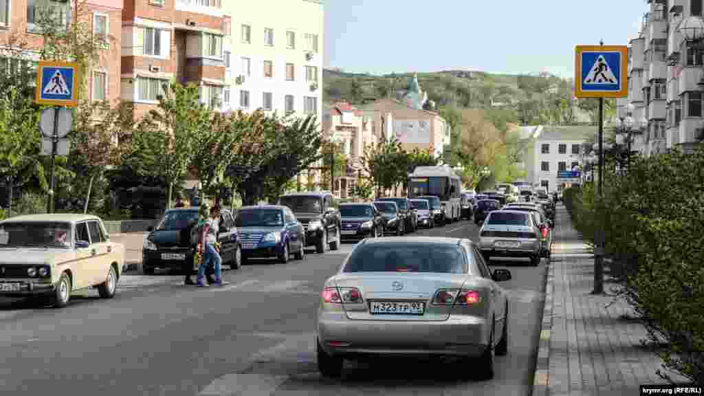  Ради репетиции были перекрыты основные дороги в центральной части города, включая те, по которым едет транзитный транспорт с Керченской переправы. В результате город встал в пробках