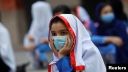حکومت وايي، سکولونه په دې شرط پرانېزي چې په طبي سپارښتنو عمل وشي.