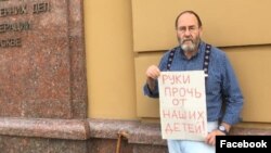 Вячеслав Львов, автор письма родителей в защиту обвиняемых по "московскому делу", делам "Сети" и "Нового величия", стоит в одиночном пикете