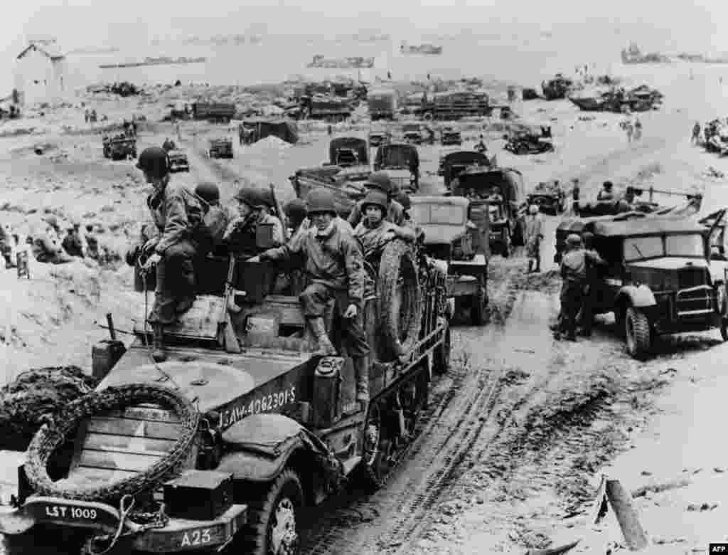 Франция. Прибытие французского спецназа 6 июня 1944, после того, как союзные войска начали штурм в Нормандии во время Дня «Д»
