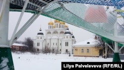 Вид на Успенский собор Дмитровского кремля со стороны веревочного аттракциона