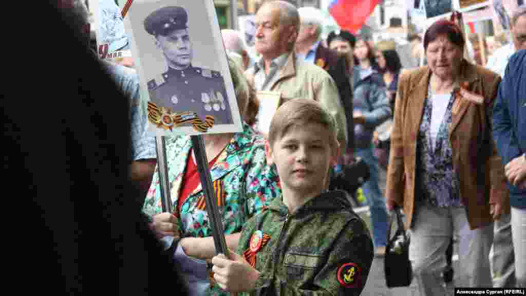 9 травня 2018, Севастополь. Хлопчик у військовій формі з портретом солдата під час акції «Безсмертний полк»