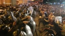 Протесты в Грузии: люди вышли на улицы из-за депутата из России Протесты в Грузии: люди вышли на улицы из-за депутата из России