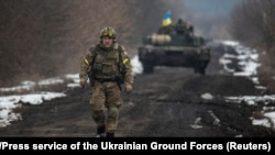 Украинский военнослужащий во время рейда по вытеснению противника с занятых им позиций в Сумской области, 7 марта 2022 года