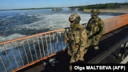 Російські військові на автомобільному мосту біля Каховської ГЕС, 20 травня 2022 року, ілюстраційне фото