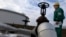 Венгерский техник на нефтепроводе "Дружба" в окрестностях Будапешта