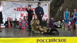 В руках автомат: у Севастополі провели концерт в день «возз'єднання» Криму з Росією В руках автомат: у Севастополі провели концерт в день «возз'єднання» Криму з Росією
