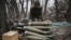Военнослужащий ВСУ в Донбассе готовит к бою снаряды калибра 155 мм