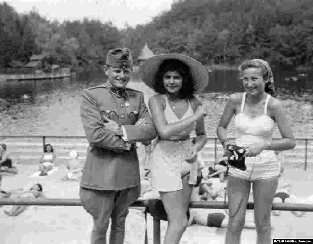 Венгерский солдат и местные жительницы. Северная Трансильвания, 1942 год.  