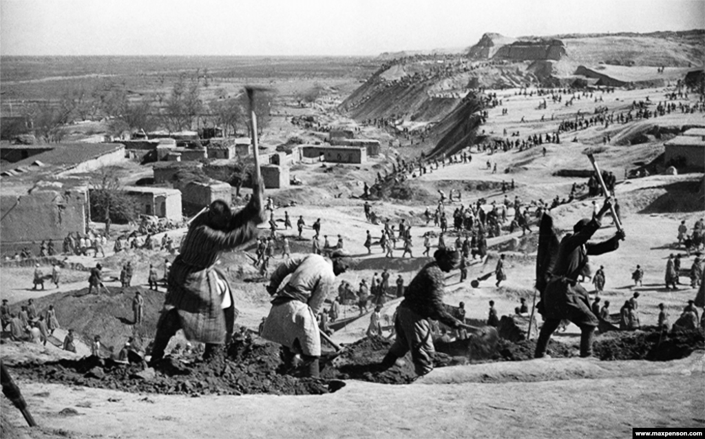 Строительство Большого Ферганского канала, 1939 год. 270-километровый канал перенаправил воды реки Сырдарья к хлопковым плантациям Ферганской долины на юге Узбекистана. Успешное строительство этого канала вдохновило на массовое перенаправление рек в регионе, которое привело к экологической катастрофе и пересыханию Аральского моря  