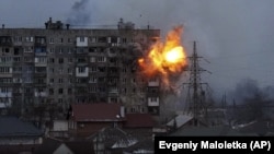 Жилой дом в Мариуполе во время обстрела. Март 2022 года