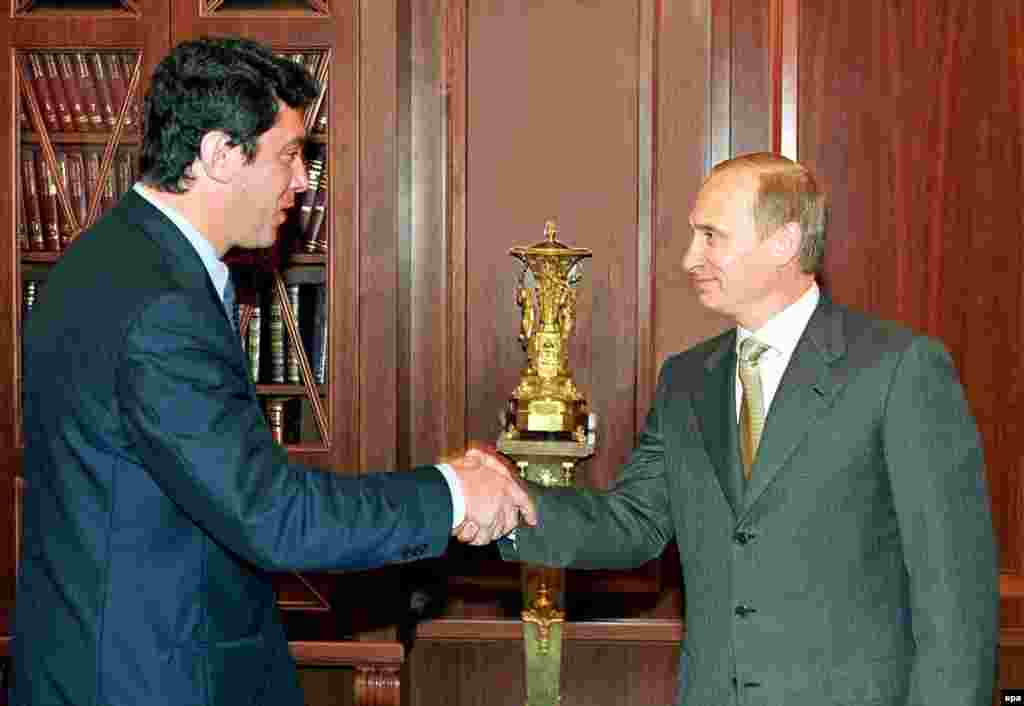 Президент Владимир Путин и лидер фракции "Союз правых сил" в Государственной думе Борис Немцов. Июль 2000 года. Немцов, в конце 90-х называвшийся в числе возможных преемников Ельцина, позднее стал одним из самых резких критиков режима Путина, лидером так называемой "несистемной" оппозиции и был убит 27 февраля 2015 года в Москве на Большом Каменном мосту, в нескольких сотнях метров от Кремля  