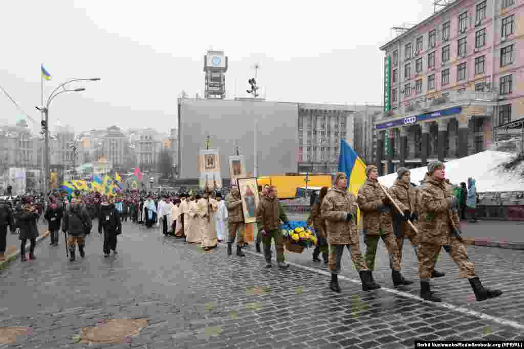 В марше участвует почетный караул, духовенство и активисты 