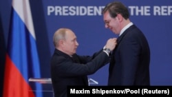 Президент России Владимир Путин награждает президента Сербии Александра Вучича орденом Александра Невского. Белград, Сербия, 17 января 2019 года