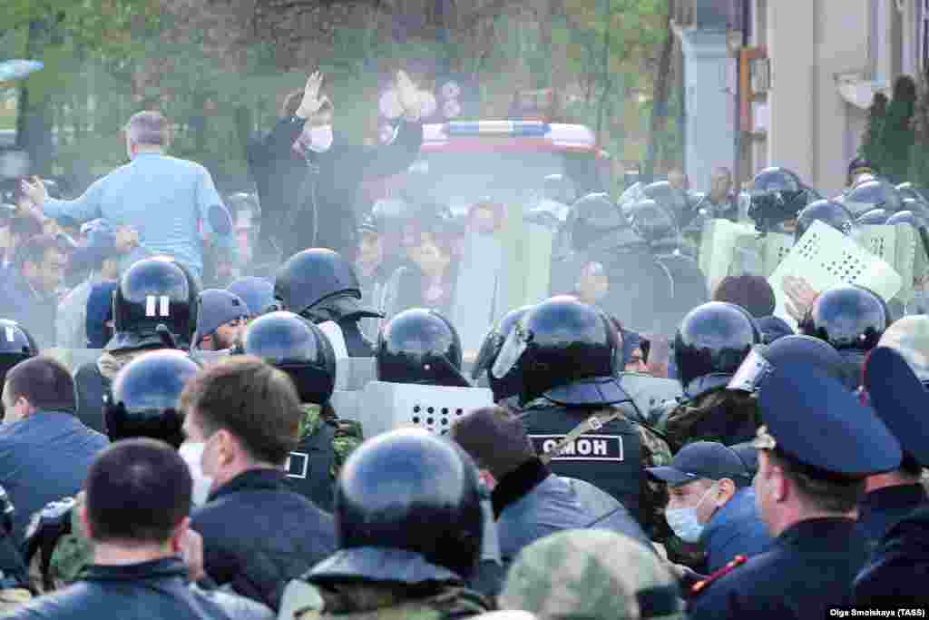 20 апреля во Владикавказе (Россия) спецназ разгоняет акцию протеста против режима самоизоляции 