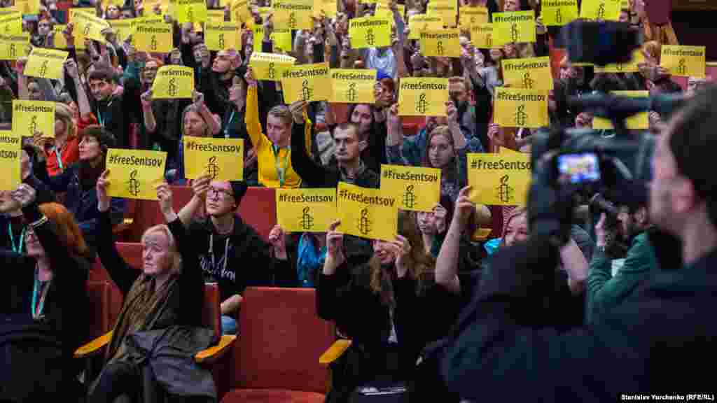 Во время церемонии закрытия международного фестиваля документального кино Docudays UA в Киеве прошла акция #FreeSentsov, 30 марта 2017 года