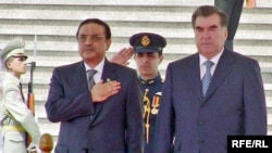 Tajik President Emomali Rahmon (left) with his Pakistani counterpart Asif Ali Zardari meet in Dushanbe
