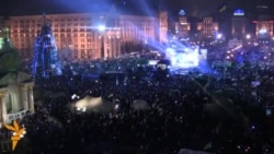 Тысячи людей поют национальный гимн на Майдане Тысячи людей поют национальный гимн на Майдане