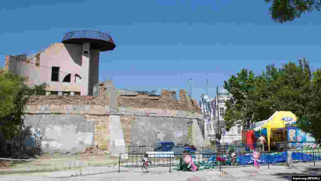 «Апокалиптическая» картинка на Площади моряков – детские аттракционы и развалины времен СССР