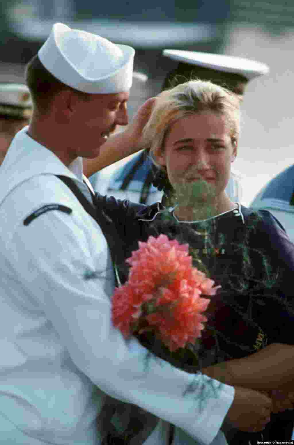 Когда USS Kauffman и USS Thomas S. Gates отчаливали, на причале стояли грустные севастопольские девушки, некоторые из них не скрывали слез