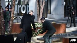 Король Филипп возлагает цветы к мемориалу жертв трагедии