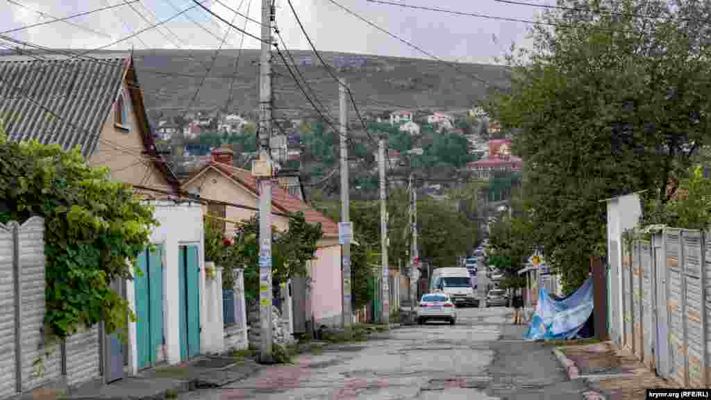 Промышленная – одна из типичных улиц микрорайона. За ней видно плато, которое северным краем, получившим название Петровские скалы, тянется почти к центру города