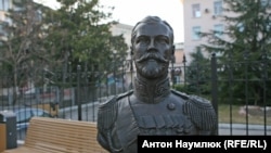 Бюст Николая II возле здания подконтрольной Кремлю прокуратуры Крыма