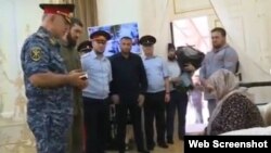 Спикер парламента Чечни Магомед Даудов (в центре) вручает награду Умани Ибрагимовой, 25 июля 2019 г.