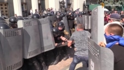 Столкновения и взрыв под Верховной Радой (видео) Столкновения и взрыв под Верховной Радой (видео)