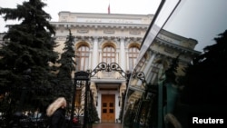 В январе курс рубля к доллару упал на 22%, в феврале - вырос на 12%. А в целом он повысился к середине мая почти на 30%.