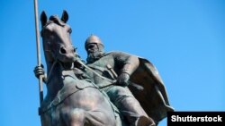 Киев. Памятник богатырю Илье Муромцу времен Украины-Руси. Он часто упоминался в украинском фольклоре. Вместе с Добрыней Никитичем и Олешком Поповичем оберегал родную землю от врагов
