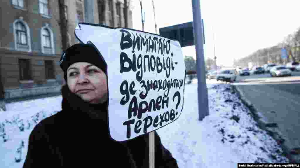 Они держали плакаты, призывающие Россию расследовать факты исчезновения крымчан на полуострове с 2014 года  