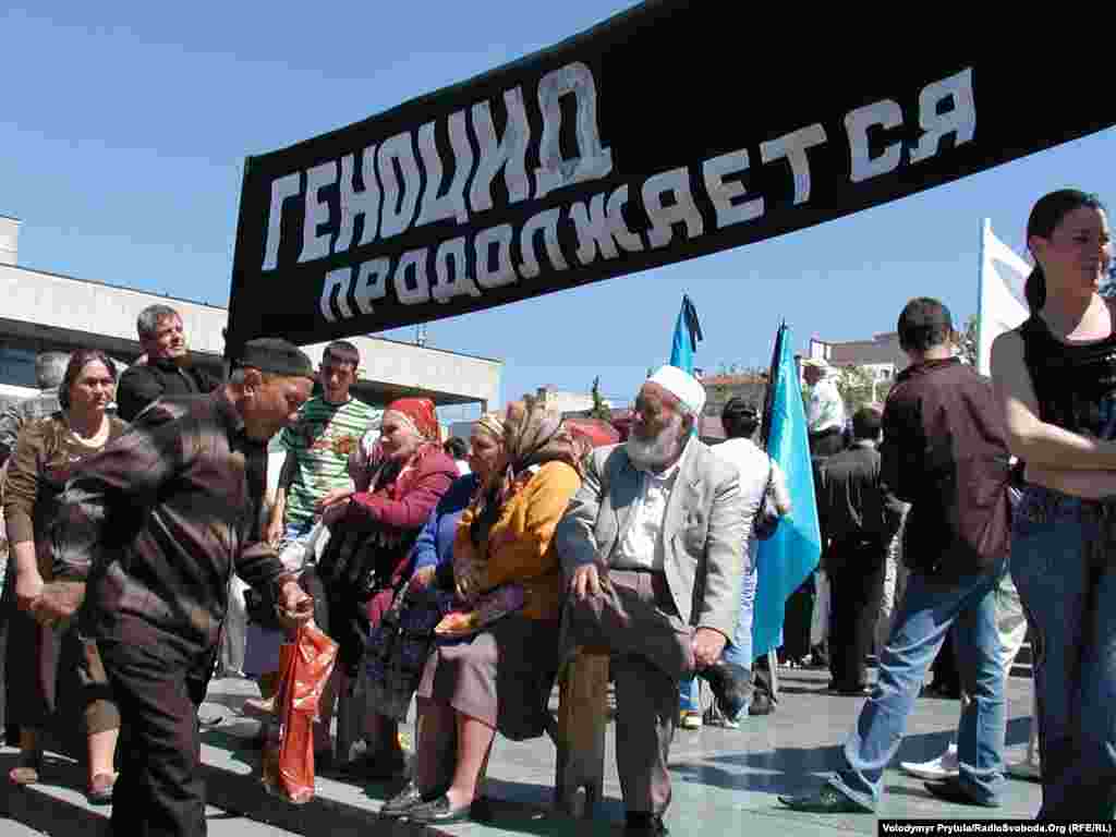 6. Год 2008-й, Симферополь, площадь Ленина.  Отсутствие решений крымскотатарских проблем многие расценивали как продолжение геноцида. Но лишь сегодня лозунг на этом плакате превратился из сильной метафоры в констатацию ужасающей реальности.