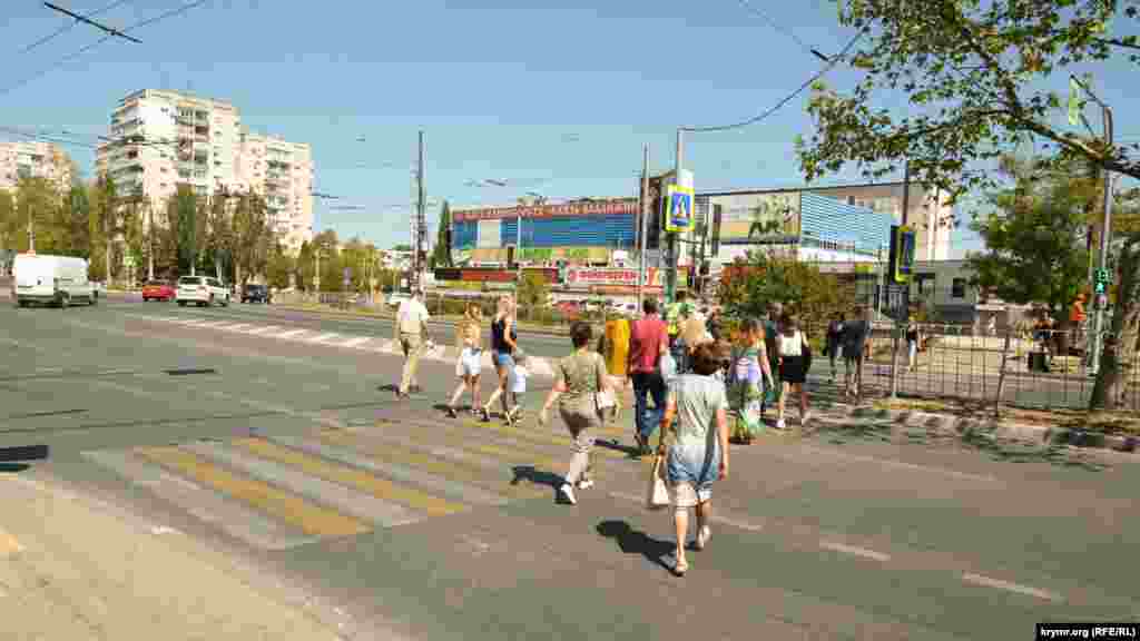 Теперь, чтобы пересечь проспект Острякова, нужно сделать «крюк» в полкилометра через два соседних регулируемых пешеходных перехода и потерять несколько минут