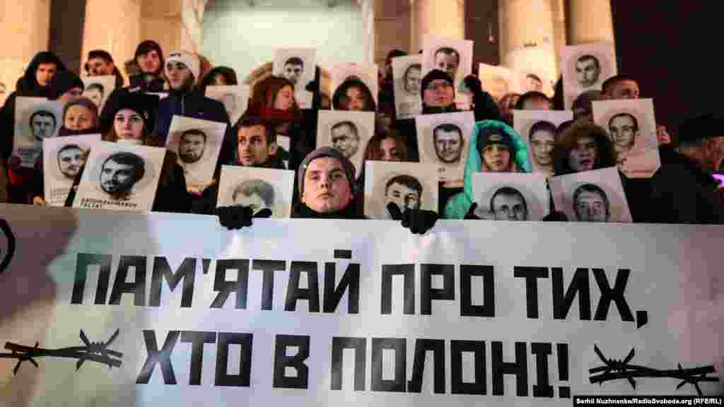 Акция «Помни о тех, кто в плену» на Майдане Независимости в Киеве. Около сотни участников собрались, чтобы поддержать захваченных ФСБ в Черном море украинских военных и тех, кого незаконно содержат в российских и крымских тюрьмах
