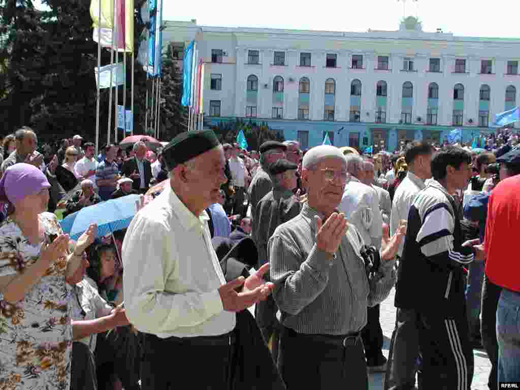 2. Год 2006-й, Симферополь, площадь Ленина.  Молитва – неотъемлемая часть траурного митинга, ведь депортация – это не только выселение из дедовских домов, это еще и многочисленные человеческие жертвы. Депортация – это геноцид. Украина признала этот факт лишь в 2015 году, Россия – не признала до сих пор.