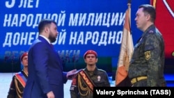 Главарь группировки «ДНР» Денис Пушилин (слева) вручает «награды» боевикам на 5-летии основания так называемой «народной милиции». Донецк, 12 ноября 2019 года