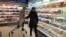 Оценки годовой инфляции в марте: Росстат - 4,3%, население - 14%.