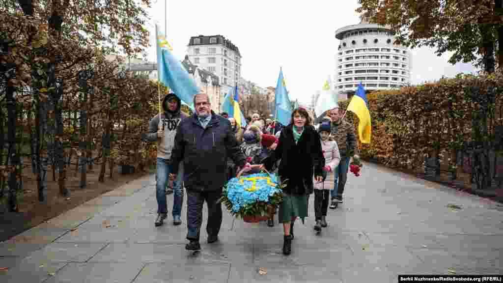 Амет-Хан Султан – военный летчик, гвардии майор. Заслуженный летчик-испытатель СССР. Дважды Герой Советского Союза. Награжден тремя Орденами Ленина, четырьмя Орденами Красного Знамени, орденом Александра Невского, орденом Отечественной войны 1-й степени, орденом Красной Звезды, орденом «Знак Почета» и шестью медалями. Лауреат Государственной и Сталинской премии