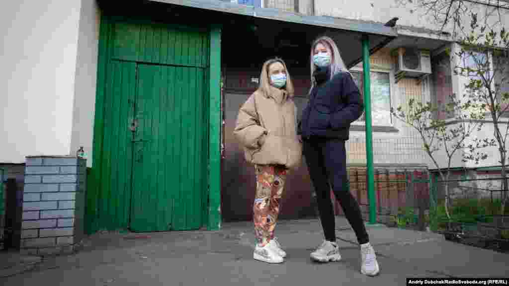Анастасия и Юлия, студентки. «Мы и раньше предпочитали реальное общение, а теперь его вообще не хватает», – говорят девушки. Волнует студенток дистанционное обучение: «Беспокоят экзамены и диплом. Главное, чтобы ничего не перенесли от уже запланированного графика сдачи». Из положительных моментов – больше времени на себя и на учебу. Девушки признаются, что карантин соблюдают: «Носим маски и все дезинфицируем»