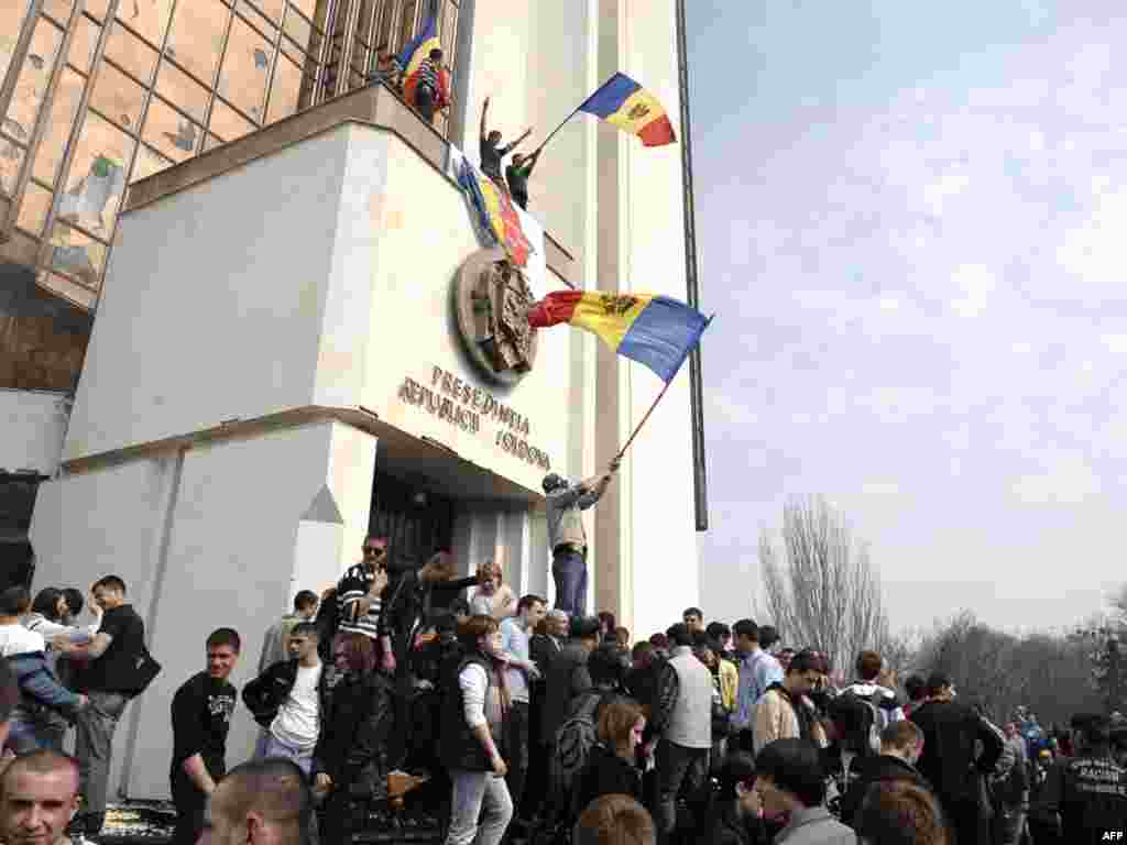 Протестующие штурмуют резиденцию президента в центре Кишинева.