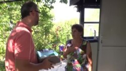 Подарки с материковой Украины. Активисты навестили маму Сенцова (видео) Подарки с материковой Украины. Активисты навестили маму Сенцова (видео)
