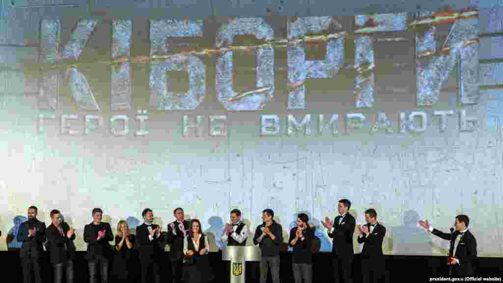 «Кіборги» став першим художнім фільмом, у якому вперше показали війну з підтримуваними Росією бойовиками на сході України. У кінострічці йдеться про битву за стратегічно важливий аеропорт Донецька. «Кіборги» став найкасовішою стрічкою за час незалежності України